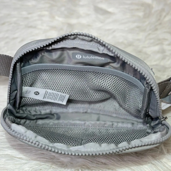 Lululemon Athletica Everywhere belt bag 1L Silver Drop - Picture 4 of 17
